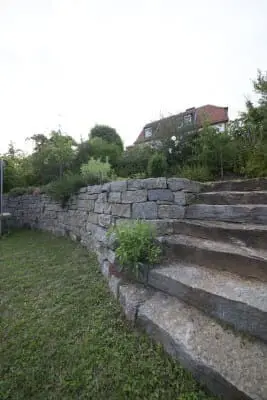 Natursteinmauer und -Treppe in Kombination Garten Steinarbeiten Würzburg: Natursteinmauer und -Treppe in Kombination